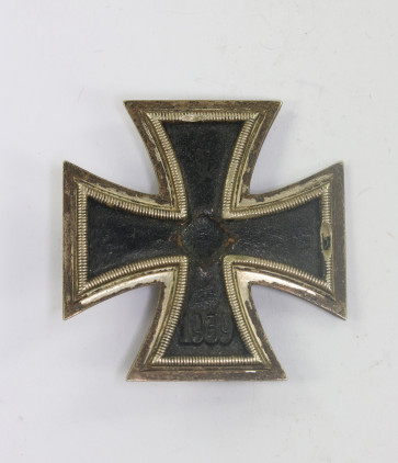  Eisernes Kreuz 1. Klasse 1939, Kriegsgefangenschaft, Hst. 26 (B.H, Mayer, Pforzheim) - Militaria-Berlin