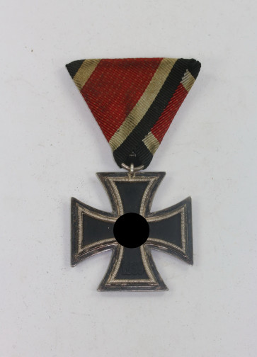 Eisernes Kreuz 2. Klasse 1939, an Dreeicksband (Österreichische Trageweise) - Militaria-Berlin