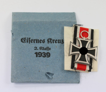 Eisernes Kreuz 2. Klasse 1939, Hst. 13, in Verleihungstüte  - Militaria-Berlin