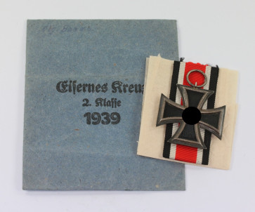 Eisernes Kreuz 2. Klasse 1939, Hst. 65, in Verleihungstüte - Militaria-Berlin