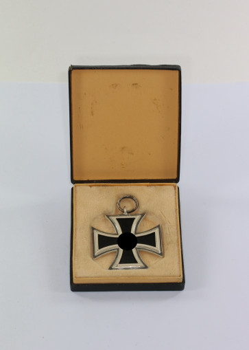 Eisernes Kreuz 2. Klasse 1939, Hst. L55 (!), im LDO-Etui L/55  - Militaria-Berlin