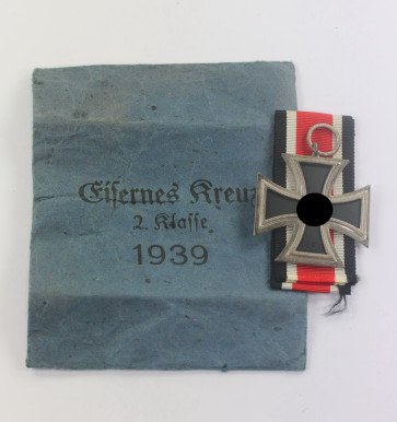 Eisernes Kreuz 2. Klasse 1939, Hst. 100, in Verleihungstüte Mittweidaer Metallwarenfabrik Rudolf Wächtler & lange Mittweida - Militaria-Berlin