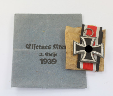  Eisernes Kreuz 2. Klasse 1939, Hst. 13, in Verleihungstüte Gustav Brehmer - Militaria-Berlin