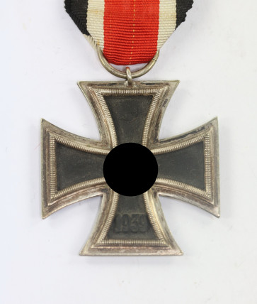 Eisernes Kreuz 2. Klasse 1939, Hst. 23 (Arbeitsgemeinschaft für Heeresbedarf in der Graveur & Ziselierinnung, Berlin) - Militaria-Berlin