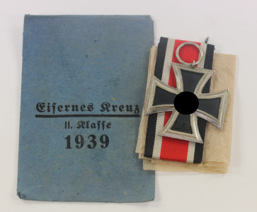 Eisernes Kreuz 2. Klasse 1939, Hst. 23 in kleiner verleihungstüte Arbeitsgemeinschaft in der Graveur und Ziselierinnung Berlin - Militaria-Berlin