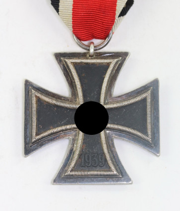 Eisernes Kreuz 2. Klasse 1939, Hst. 24 (Arbeitsgemeinschaft der Hanauer Plakettenhersteller, Hanau), überbreit - Militaria-Berlin