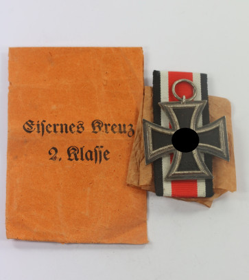 Eisernes Kreuz 2. Klasse 1939, Hst. 24, in kleiner (!), oranger (!) Verleihungstüte Arbeitsgemeinschaft der Hanauer Plakettenhersteller - Militaria-Berlin