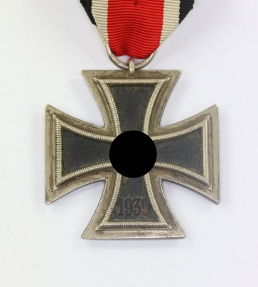  Eisernes Kreuz 2. Klasse 1939, Hst. 24 mit Zusatzpunze O (Überbreit) - Militaria-Berlin