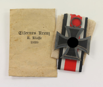 Eisernes Kreuz 2. Klasse 1939, Hst. 27, in kleiner (!) Verleihungstüte Maria Schenkel Wien - Militaria-Berlin