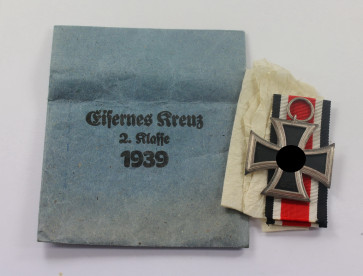  Eisernes Kreuz 2. Klasse 1939, Hst. 65, in Verleihungstüte Klein & Quenzer A.G .Oberstein - Militaria-Berlin