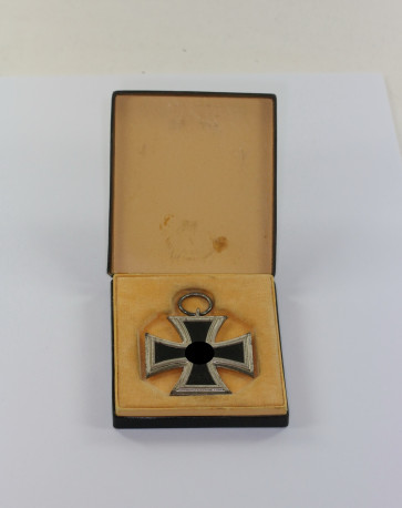 Eisernes Kreuz 2. Klasse 1939, Hst. L/11, im LDO Etui 1. Form L/11 (Biene) - Militaria-Berlin