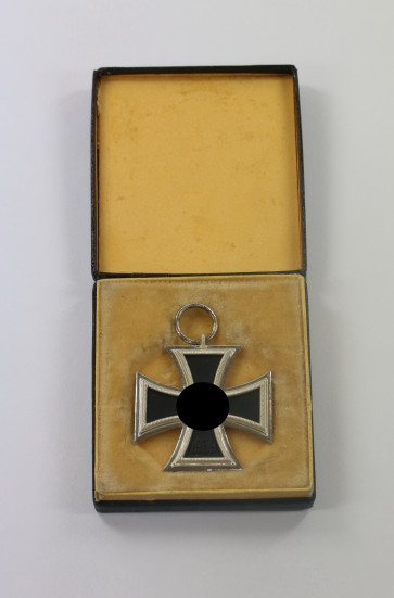 Eisernes Kreuz 2. Klasse 1939, Hst. L/11, im LDO Etui 1. Form L/11 (Biene) - Militaria-Berlin