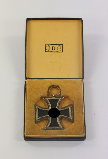 Eisernes Kreuz 2. Klasse 1939, Hst. L/13, im LDO Etui L/13 (Paul Meybauer, Berlin) - Militaria-Berlin