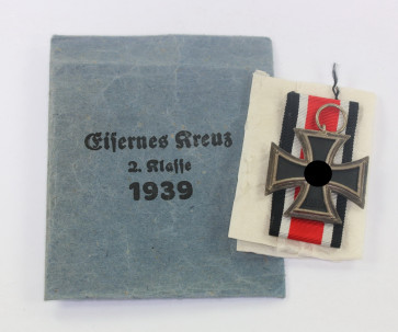  Eisernes Kreuz 2. Klasse 1939, in Verleihungstüte E. Fred. Wiedmann Frankfurt a. M. - Militaria-Berlin