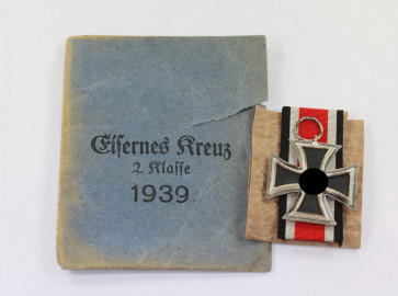 Eisernes Kreuz 2. Klasse 1939, in Verleihungstüte Walter & Henlein Gablonz a.N. - Militaria-Berlin