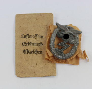 Erdkampfabzeichen der Luftwaffe, Arno Wallpach, in Verleihungstüte - Militaria-Berlin