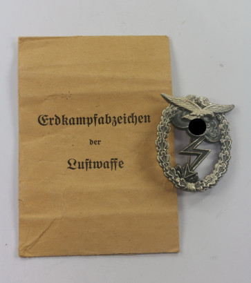 Erdkampfabzeichen der Luftwaffe, Hst. G.H. Osang Dresden, in Verleihungstüte (!), Hortfund (!) - Militaria-Berlin