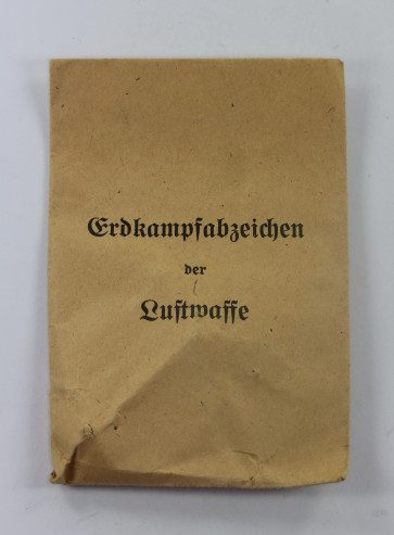 Erdkampfabzeichen der Luftwaffe, Hst. G.H. Osang Dresden, in Verleihungstüte (!), Hortfund (!) - Militaria-Berlin