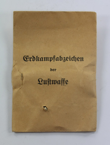  Erdkampfabzeichen der Luftwaffe, Hst. G.H. Osang Dresden, in Verleihungstüte (!), Hortfund (!) - Militaria-Berlin
