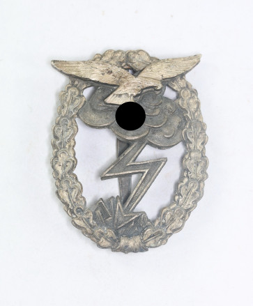 Erdkampfabzeichen der Luftwaffe, Hst, M.u.K. 5 (Arbeitsgemeinschaft Metalle und Kunststoffe, Gablonz) - Militaria-Berlin