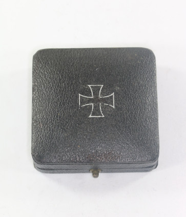  Etui Eisernes Kreuz 1. Klasse 1939, gewölbter Deckel - Militaria-Berlin