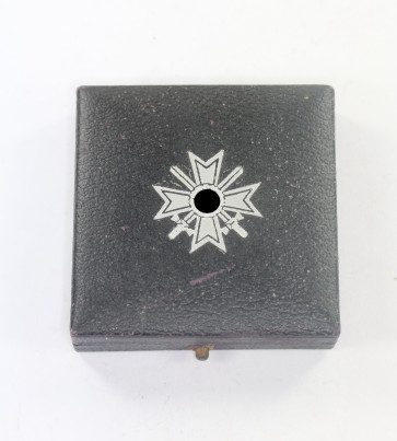 Etui Kriegsverdienstkreuz 1. Klasse mit Schwerter, Klein & Quenzer A.G., KVK mit Hakenkreuz (!) - Militaria-Berlin