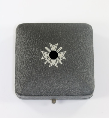 Etui Kriegsverdienstkreuz 1. Klasse mit Schwerter, mit Abbildung der Auszeichnung mit Hakenkreuz auf den Deckel - Militaria-Berlin