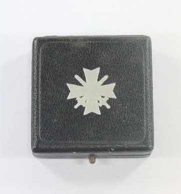 Etui Kriegsverdienstkreuz 1. Klasse mit Schwertern (Schwarzes Inlet) - Militaria-Berlin