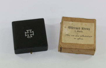 Etui mit Umkarton Eisernes Kreuz 1. Klasse 1914 - Militaria-Berlin