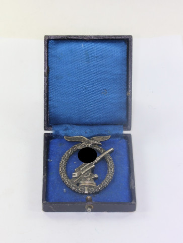 Flak Kampfabzeichen der Luftwaffe, Ball Hinge (Kugel Bock), Buntmetall, im Etui - Militaria-Berlin