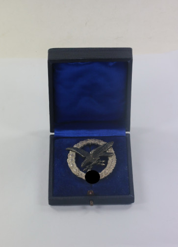 Fliegerschützenabzeichen mit Blitzbündel, Hst. C.E. Juncker BerlinS.W. (J.1), im frühen Etui Bordfunkerabz. - Militaria-Berlin