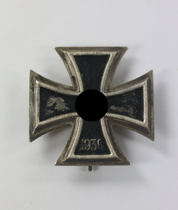 Frühes Eisernes Kreuz 1. Klasse 1939, Deschler & Sohn, nicht magnetisch (!) - Militaria-Berlin