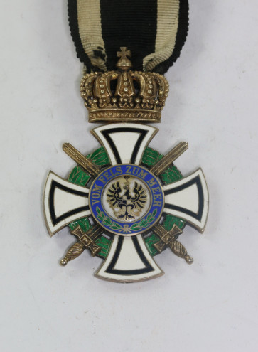 Hausorden von Hohenzollern, Kreuz der Ritter mit Schwertern, Hst. FR 938 (Frideländer Berlin) - Militaria-Berlin