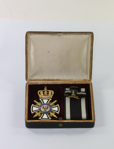 Hausorden von Hohenzollern, Kreuz der Ritter mit Schwertern, Hst.W, Gold, im Etui mit Knopflochdekoration - Militaria-Berlin