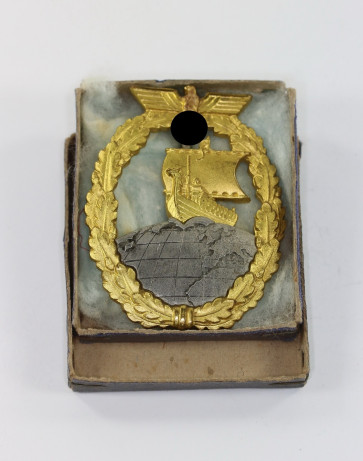 Hilfskreuzer Kriegsabzeichen, Hst. Schwerin Berlin, in Verleihungsschachtel - Militaria-Berlin