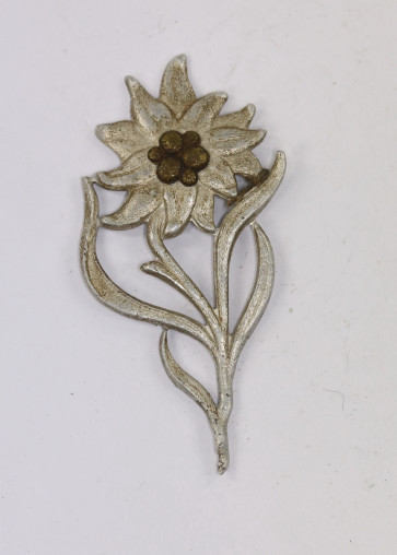 Hitlerjugend (HJ), Edelweiß Abzeichen für die Schirmmütze der Gebirgs-HJ, Hst. RZM M1/56 (Erfurter Knopffabrik G.m.b.H., Erfurt) - Militaria-Berlin