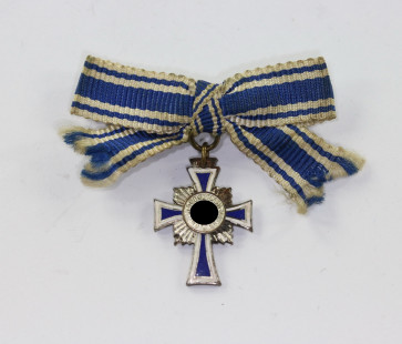 Miniatur Mutterkreuz in Silber an Schleife, Hst. L/57 - Militaria-Berlin