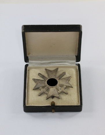 Kriegsverdienstkreuz 1. Klasse mit Schwertern, Hst. L/53, im Etui - Militaria-Berlin