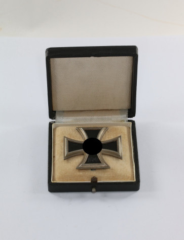 Eisernes Kreuz 1. Klasse 1939, Hst. 20, im Etui - Militaria-Berlin