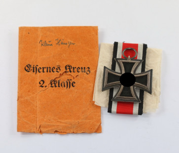Eisernes Kreuz 2. Klasse 1939, Hst. 24, in kleiner (!), oranger (!) Verleihungstüte  - Militaria-Berlin