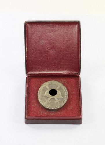 Verwundetenabzeichen in Silber, Hst. L/11, Buntmetall (!), im Etui  - Militaria-Berlin
