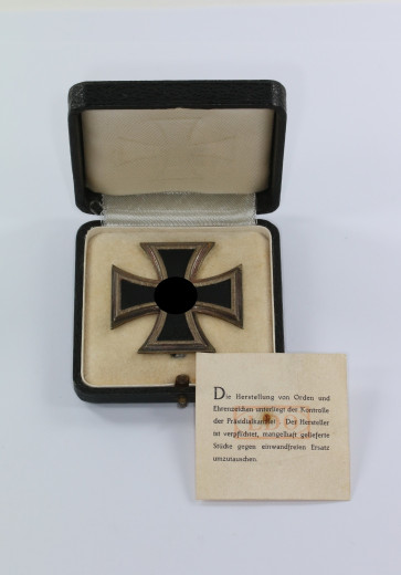 Eisernes Kreuz 1. Klasse 1939, Hst. 65, im Etui mit LDO Garantie Zettel - Militaria-Berlin