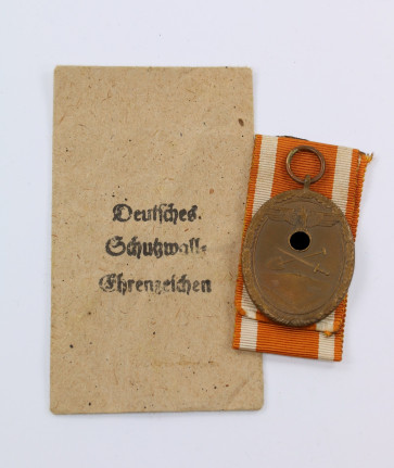 Deutsches Schutzwall-Ehrenzeichen, in Verleihungstüte Karl Poellath - Militaria-Berlin