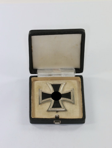 Eisernes Kreuz 1. Klasse 1939, Hst. 26, im Etui - Militaria-Berlin