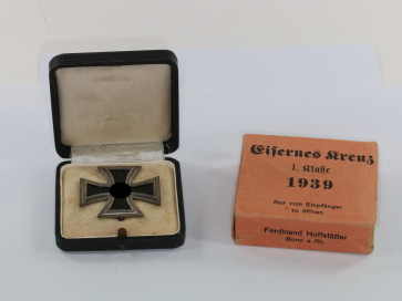 Eisernes Kreuz 1. Klasse 1939, Hst. L/19, im Etui mit Umkarton - Militaria-Berlin