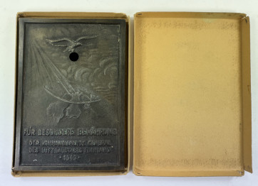 Ehrenplakette, Für besondere Bwährung - Der kommandirende general des Luftgaustabes Finnland 1943, im Etui (Karton) - Militaria-Berlin