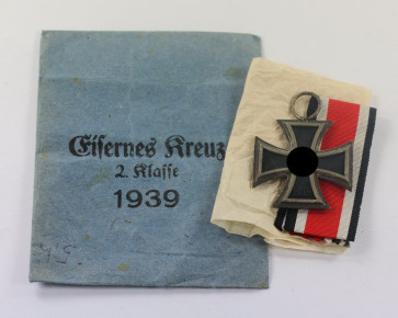 Eisernes Kreuz 2. Klasse 1939, Hst. 65, in Verleihungstüte Klein & Quenzer A.G. Oberstein - Militaria-Berlin