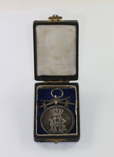 Reuß, Silberne Verdienstmedaille mit Schwertern, im Etui - Militaria-Berlin