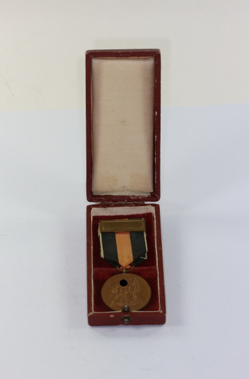 Anschlußmedaille Sudetenland (1. Oktober 1938), mit Spange Pragerburg, im Etui - Militaria-Berlin