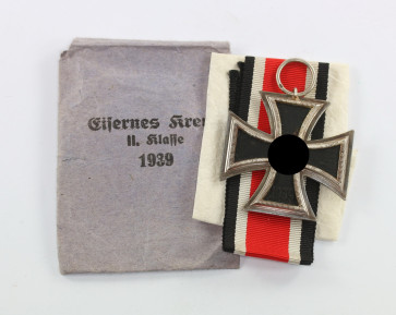 Eisernes Kreuz 2. Klasse 1939, Hst. 27, in kleiner (!) Verleihungstüte - Militaria-Berlin